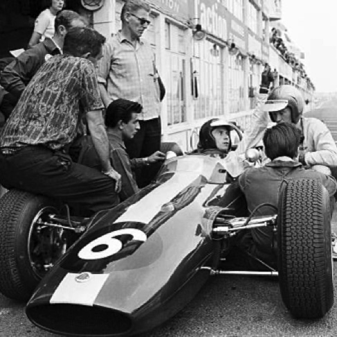 GP de Rouen les Essarts 1965 : Jim en discussion avec Mike Spence, Ron Harris (debout) et les mécaniciens GP de Rouen les Essarts 1965 : Jim en discussion avec Mike Spence, Ron Harris (debout) et les mécaniciens